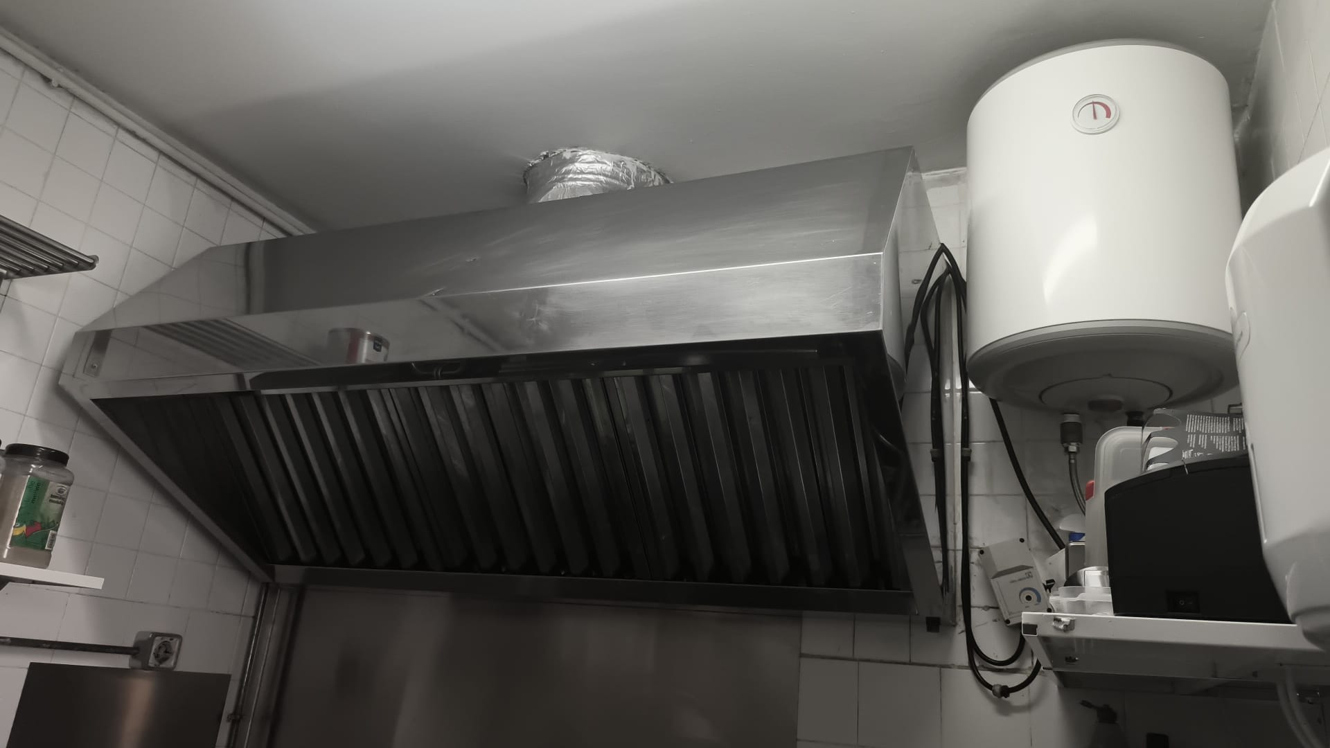 Limpieza de campana extractora en restaurante de Cádiz