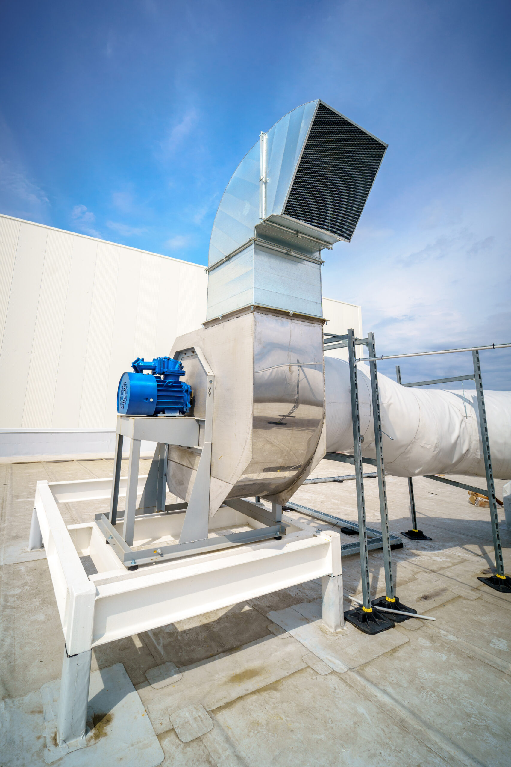 Sistema de ventilación y extracción industrial en una cocina profesional de Cádiz